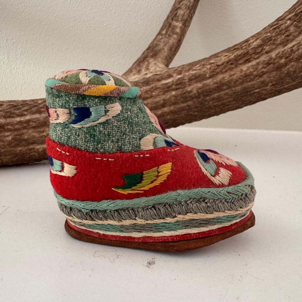 Tibetan Refugee Self Help Centre Embroidered Boot Pincushion Darjeeling India - Picture 4 of 6